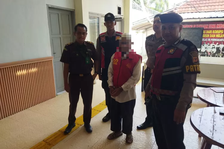  Satuan Samapta Polres Purwakarta lakukan pengawalan dan pengamanan terhadap tahanan dari  (Herman)