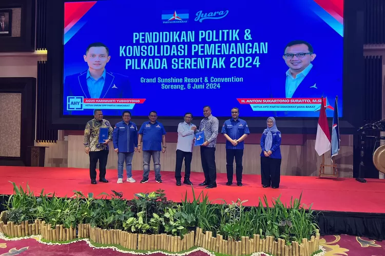 Ketua DPC PDI Perjuangan Kota Bekasi, Tri Adhianto resmi mendapat rekomendasi dari Partai Demokrat (Adin)