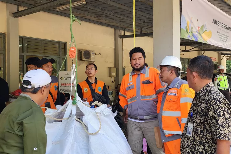 PT Solusi Bangun Indonesia Tbk (SBI) Pabrik Narogong melaksanakan Aksi Sedekah Sampah Bersama (SESAMA) (dok pribadi)