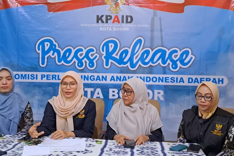 Jajaran KPAID dan UPTD PPA Kota Bogor memberikan keterangan terkait dugaan upaya damai dari kasus pelecehan seksual belasan bocah di Bogor. 
