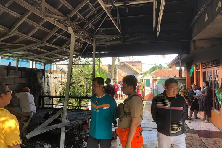 Kondisi saung gazebo yang mengalami kebakaran diduga akibat korsleting listrik.