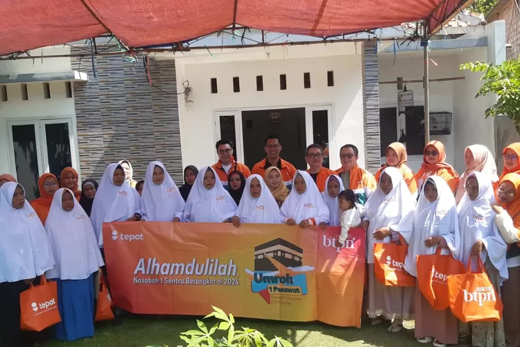 Sebagai bentuk apresiasi pada nasabah, BTPN Syariah memberangkatkan belasan warga Purwakarta untuk umroh gratis (Herman)