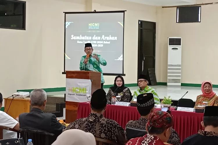 Ketua ICMI Orda Kota Bekasi Inayatullah saat memberikan sambutan (Adin)