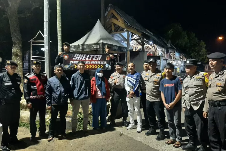 Mencegah kejahatan dan menjaga keamanan malam, Polres Purwakarta menggencarkan patroli ke seluruh wilayah Purwakarta (Herman)
