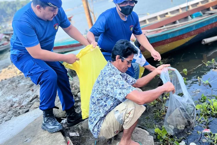 Menyambut World Ocean Day 2024, Satuan Polisi Perairan dan Udara (Satpolairud) Polres Purwakarta menggelar aksi bersih-bersih di Waduk Jatiluhur (Herman)