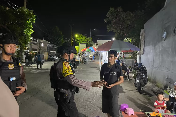 Polres Purwakarta berkolaborasi dengan TNI melakukan patroli malam untuk menciptakan keamanan dan ketertiban di wilayah Kabupaten Purwakarta. (Herman)