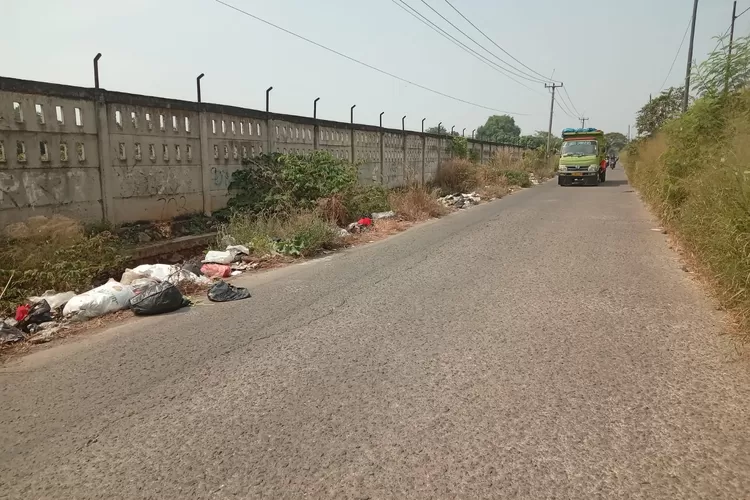 Sampah dengan bau menyengat berserakan di belakang mal Cikampek. Pemkab Karawang diminta jangan tutup mata. (Samsudin)