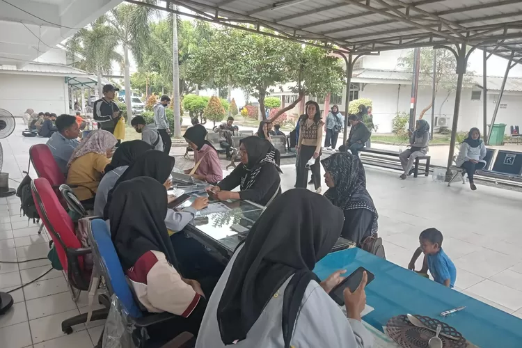 Para Pengunjung sedang antri menunggu panggilan untuk verifilasi kartu kuning di kantor Disnakertrans (Samsudin)