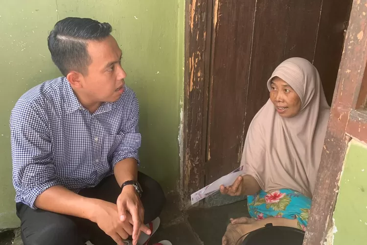 Bakal Calon Wali Kota Bogor Sendi Fardiansyah blusukan ke rumah warga di Sindangsari, Kecamatan Bogor Timur. (Rifal/Metropolitan)