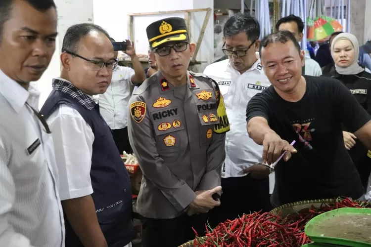 Polres Purwakarta bersama Pemerintah Kabupaten Purwakarta melakukan sidak pasar tradisional di Kabupaten Purwakarta (Herman)