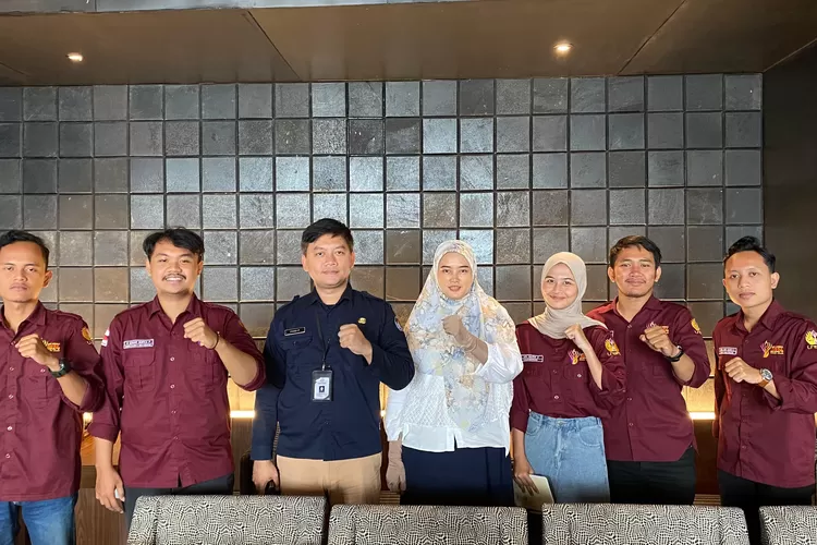 Foto Bersama Ketua dan Sekretaris KPU Karawang dan Pengurus BEM UNSIKA. (Samsudin)