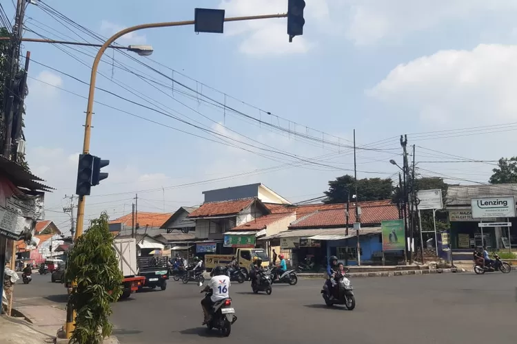Kondisi lampu lalu lintas mati di beberapa titik di Kabupaten Purwakarta dikeluhkan warga. Dishub dianggap tutup mata. (Herman)