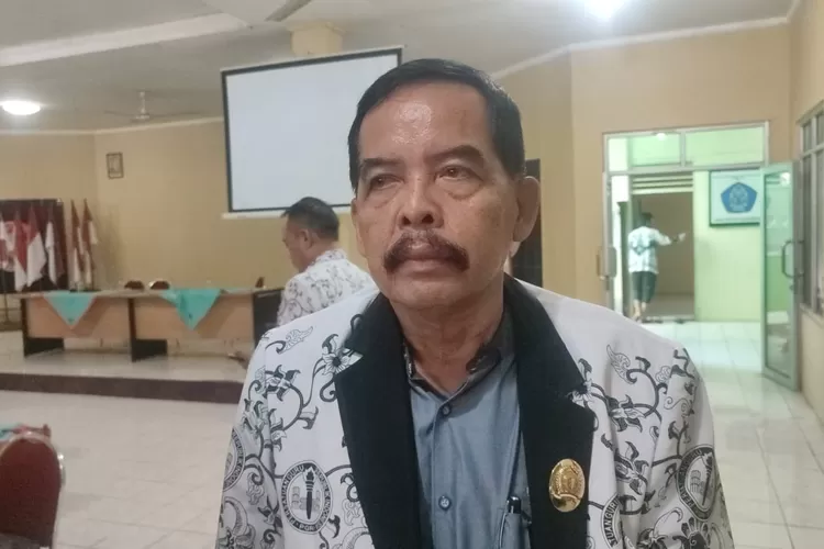 Demi mencegah aksi tawuran, Ketua PGRI Karawang Uyat mengajak semua pihak untuk ikut awasi para pelajar (Samsudin)