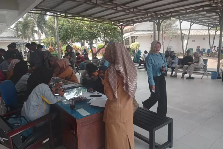 Para pencari kerja di Kabupaten Karawang. (Samsudin)