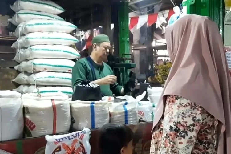 .Jelang Idul Adha, Harga Beras di Pasar Rebo Purwakarta Naik  METROPOLITAN.ID - Jelang Hari Raya Idul Adha 2024, harga komoditas pangan beras di Pasar Rebo Purwakarta mengalami kenaikan.  Kenaikan harga bahan pokok tersebut mulai dikeluhkan oleh pembeli dan para pedagang. Pasalnya, dengan naiknya ha (Herman)