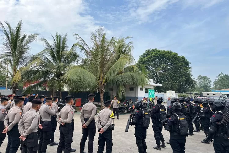 menjaga ketertiban dan keamanan, Polres Purwakarta melakukan pengamanan Aksi Damai LSM Grib di PT Mitsuyosh (Herman)