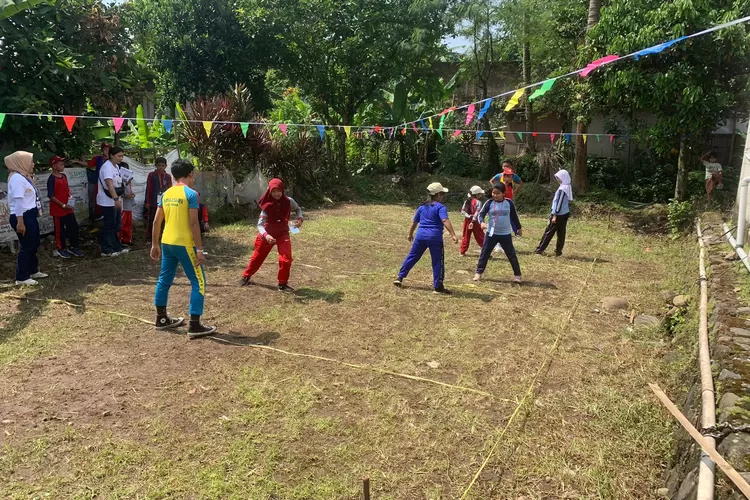 Mahasiswa London School of Public Relations (LSPR) Jakarta turut melestarikan permainan tradisional di Bogor (Rifal)
