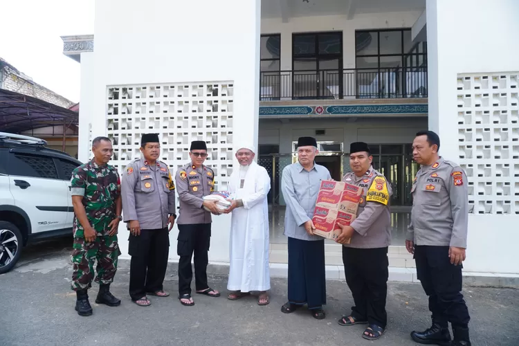 menyambut&nbsp;HUT Bhayangkara ke 78 tahun 2024, jajaran Polres Purwakarta menggelar kegiatan Bakti Sosial (Baksos) kepada warga pesisir Waduk Jatiluhur. (Herman)