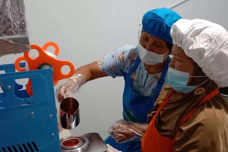 Anggota Klaster Rosella melakukan pengolahan bunga Rosella menjadi makanan. 