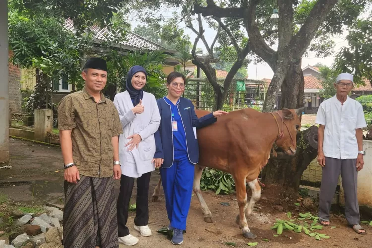 SERAHKAN KURBAN : Siloam Hospitals Purwakarta kembali menyerahkan hewan kurban dalam rangka memperingati Hari Raya Idul Adha 1445 Hijriah kepada DKM Jami An-Nur. (Herman)