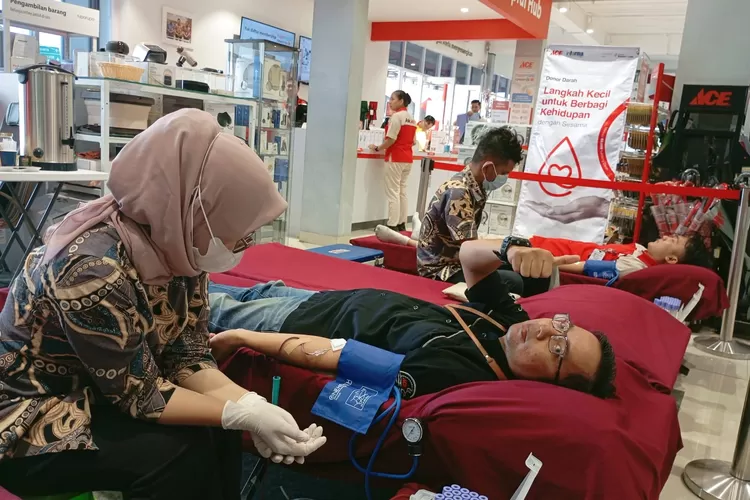DONOR DARAH : Kawan Lama Group bekerja sama dengan Palang Merah Indonesia kembali melaksanakan aksi donor darah nasional di lebih dari 130 lokasi di 72 kota/kabupaten di 28 provinsi di Indonesia. (Herman)