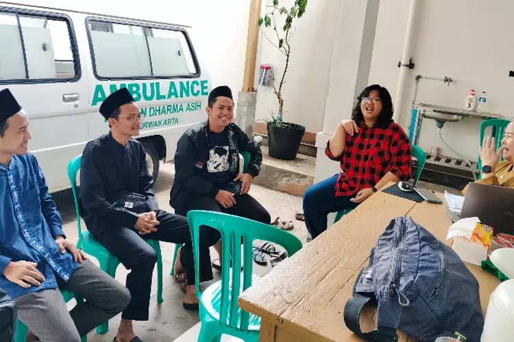 Dari kiri ke kanan: Ahmad Ghozin Abdil Aziz, Dede Lukmana, Gus Dion Murdiono, Vania, dan YM. Biksuni Bhadraprajnani (Suhu Shi Xian Hui),  di Vihara Budi Dharma, Purwakarta. (Herman)