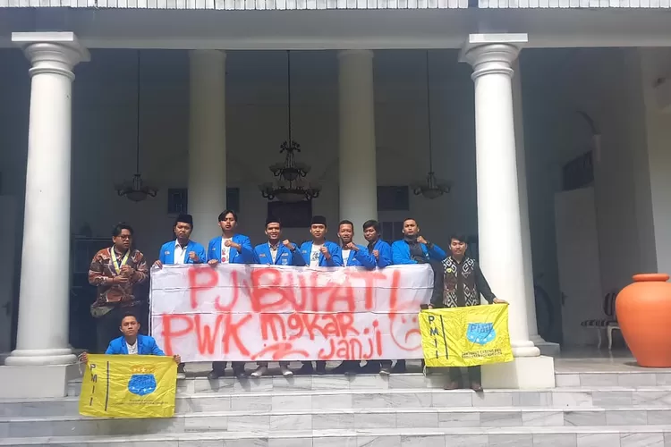 Para anggota PMII Purwakarta geruduk kantor Pemkab Purwakarta menagih janji audiensi Pj Bupati Benni Irwan. (Herman)