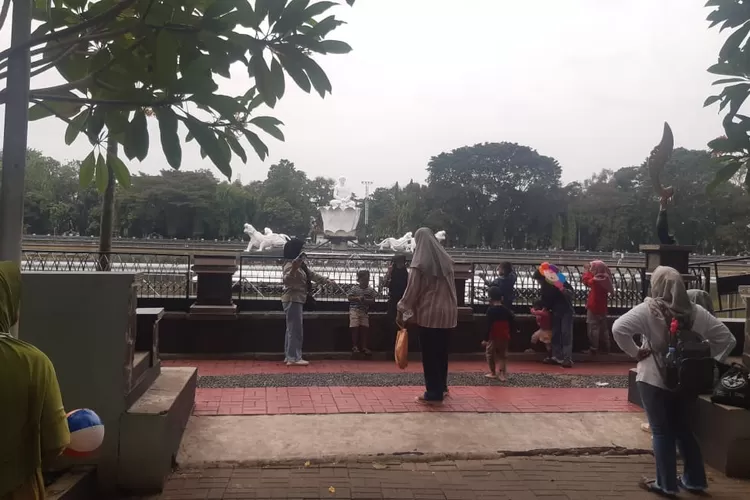 Sejumlah warga yang berkunjung sedang berfoto di taman air mancur Sri Baduga, Situ Buleud Purwakarta. (Samsudin)