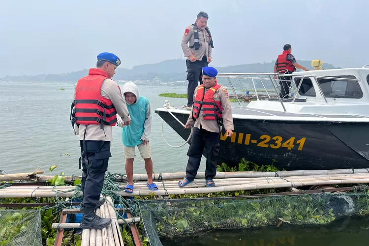 Satpolairud Polres Purwakarta gencarkan patroli di Waduk Jatiluhur (Herman)