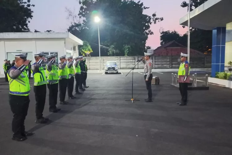 Kasat Lantas Polres Purwakarta AKP Dadang Supriadi memimpin pelaksanaan Apel Pagi Satuan Lalu Lintas di halaman Satpas Polres Purwakarta. (Herman)
