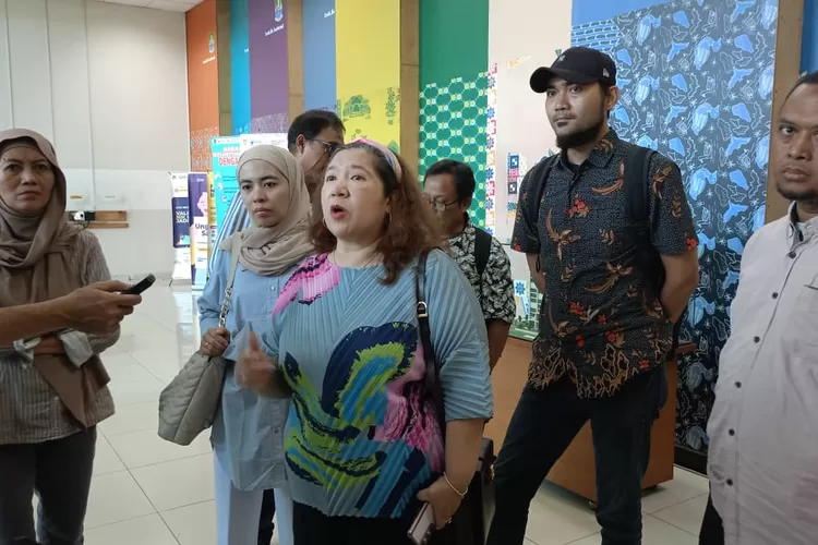 Pihak vendor pembangunan Pasar Baru Jatiasih Paskah Ria (tengah) saat memberikan keterangan kepada awak media. (Adin)