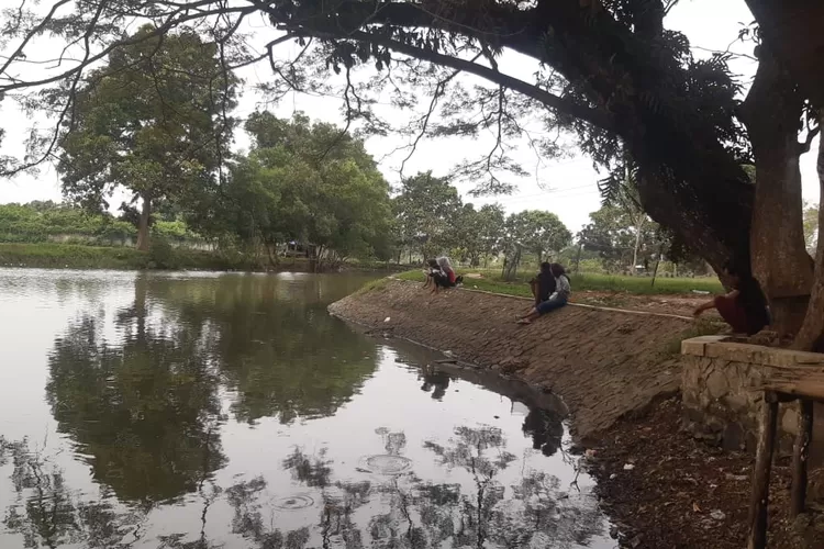 Lokasinya yang sepi dan jauh dari keramaian, Situ Cikumpay Purwakarta malah jadi tempat favorit pacaran sambil mojok (Herman)