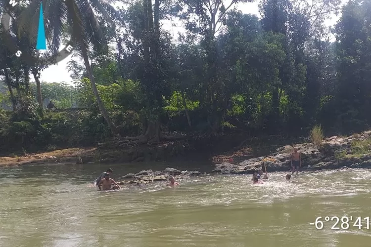 Proses pencarian korban tenggelam di Kali Cidurian Jasinga Bogor. 