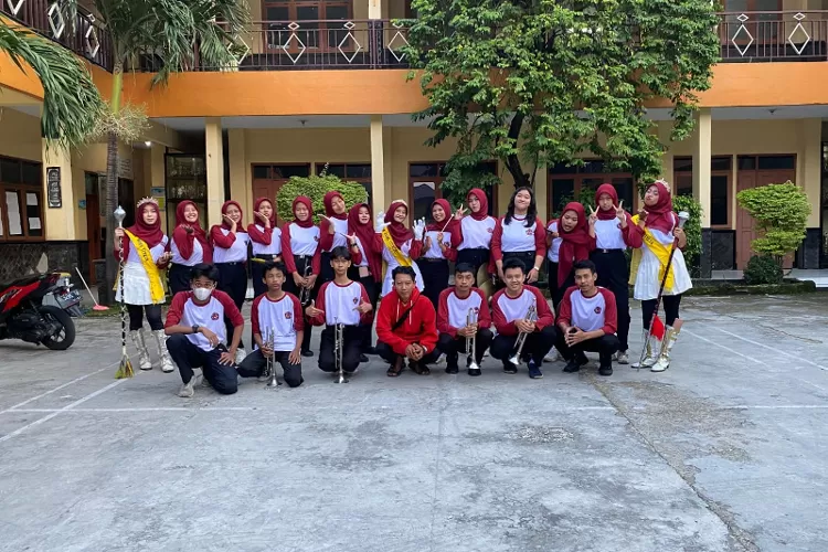  para anggota marching band SMK Purnawarman Purwakarta Foto bersama di sela sela Latihannya (Herman)