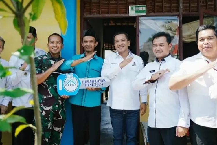 Bupati Karawang H. Aep Syaepuloh saat meresmikan rumah layak huni (rulahu) di Dusun Bubulak Desa Puspasari Kecamatan Pedes, (Samsudin)