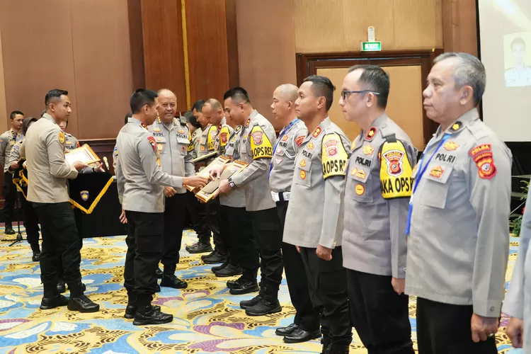  Polres Purwakarta meraih menerima penghargaan peringkat kedua tentang Kepatuhan dan Keakuratan Laporan Keuangan (Herman)