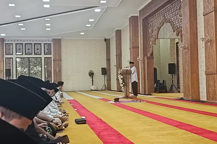 Para ASN yang hadir dalam doa bersama di Tajug Gede Cilodong Purwakarta (Herman)