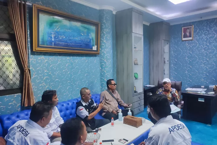 Datangi kantor DPRD, Apdesi Kabupaten Karawang menuntut Perbup NJOP dan PBB dicabut atau direvisi (Samsudin)