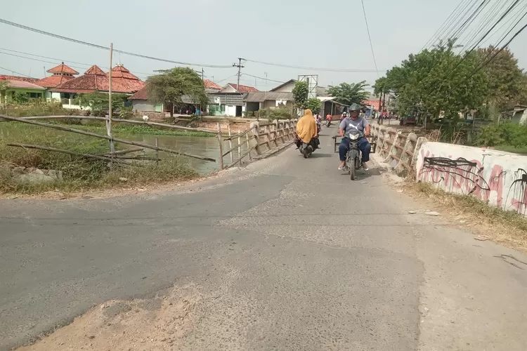 Kondisi siang hari jalan jembatan irigasi Bakantambun Desa Pucung Kecamatan Kotabaru Kabupaten Karawang (Samsudin)