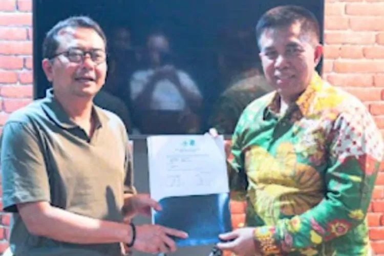 Ketua DPW PKB Jawa Barat H.Syaeful Huda menyerahkan surat rekomendasi HR Yana Suyatna Pilkada 2024 Karawang (istimewa)