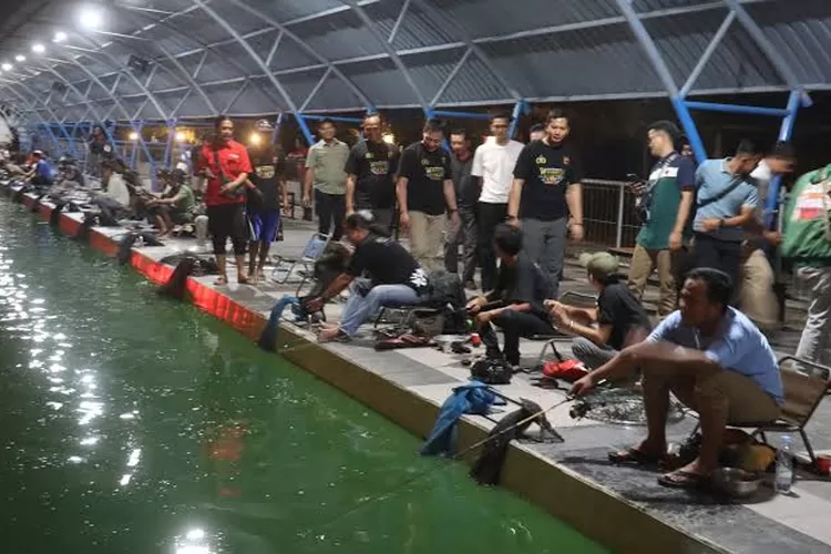 Polres Karawang Kelilingi Para Peserta Lomba Mancing