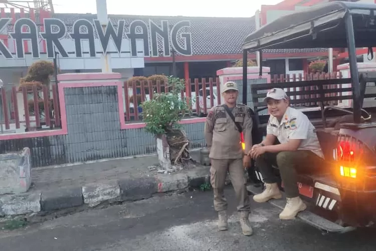 Petugas Satpol PP Karawang persiapan untuk Patroli (Samsudin)