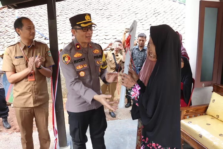 Polres Purwakarta melakukan bedah rumah salah seorang warga tidak mampu di Kampung Karanglayung, Desa Cirende, Kabupaten Purwakarta (Herman)
