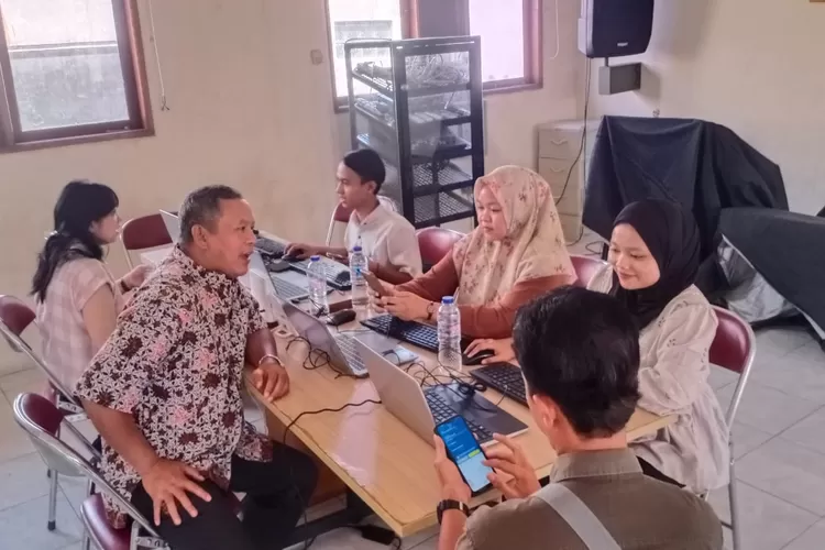 Baru 5,6 persen warga Karawang atau 103 ribu orang yang melakukan migrasi KTP ke Identitas Kependudukan Digital atau IKD (Samsudin)