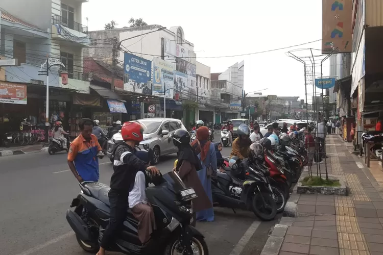 Lahan parkir yang berada di telian Jalan Jendral Sudirman, Keluharan Nagri Tengah, Kecamatan Purwakarta. (Herman)