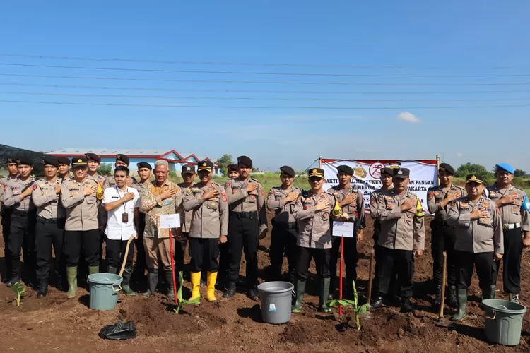 Polres Purwarkarta sambut HUT Bhayangkara ke 78 lakukan giat Baksos Penanaman Pohon