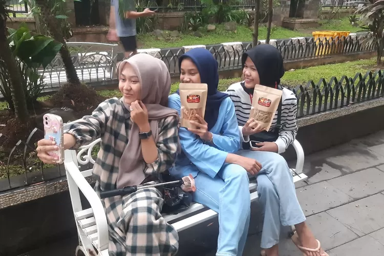 Sejumlah pemudi sedang membuat konten di Taman Situ Buled Purwakarta untuk pemasaran usaha makanan ringan UMKM. (Herman)