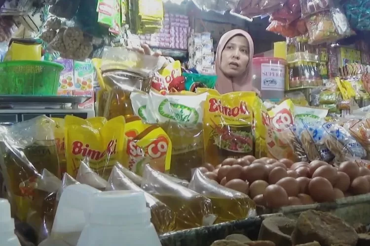 Ilustrasi penjual Minyak eceran termasuk MinyaKIta (Herman)