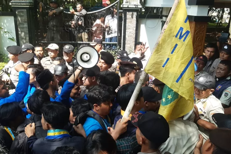 Mahasiswa PMII Purwakarta sebut Pemkab Purwakarta tak becus urus korban bencana dengan menggelar aksi unjuk rasa. (Herman)