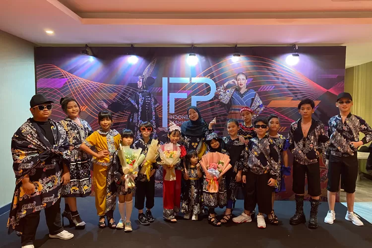 Batik Bekasi dapat pujian dari para desainer kondang nasional, saat tampil dalam Indonesia Fashion Parade (IFP) (Adien)